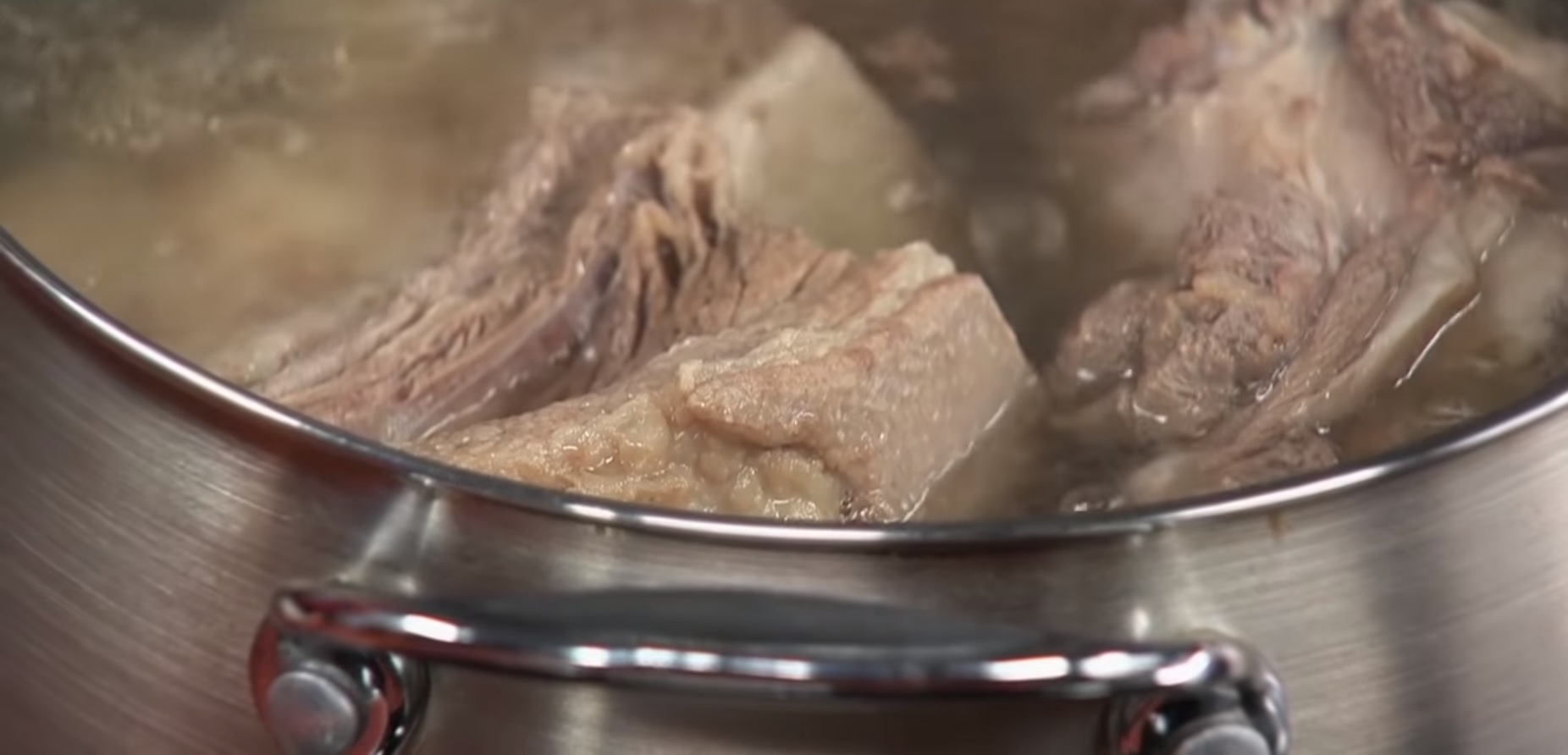 Мясо варить в холодной или кипящей воде. Вымойте и поместите курицу в большую кастрюлю с водой. Вода в кастрюле с курицей закипает. Кусок говядины для варки. Кусок мяса в кастрюле.
